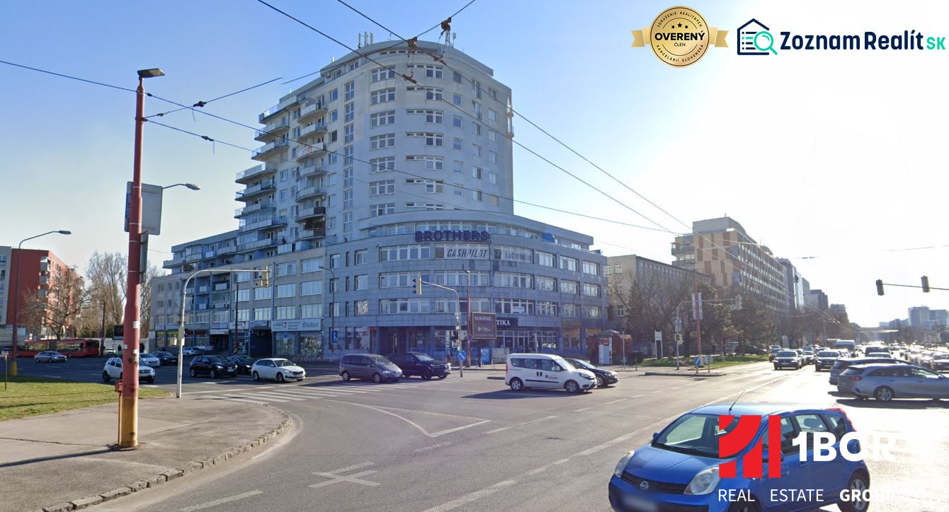 1.BCR | DVOJGARÁŽ, ELEKTRINA, KAMEROVÝ SYSTÉM, TOMÁŠIKOVA ULICA - Budova na Tomášikovej ulici v Bratislave - Ružinove, rušná križovatka a premávka.