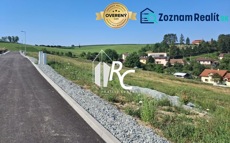 STAVEBNÉ POZEMKY s PANORAMATIICKÝM VÝHĽADOM  ZÁBORIE - Pozemky na bývanie v Záborí s výhľadom na okolitú krajinu a domy.