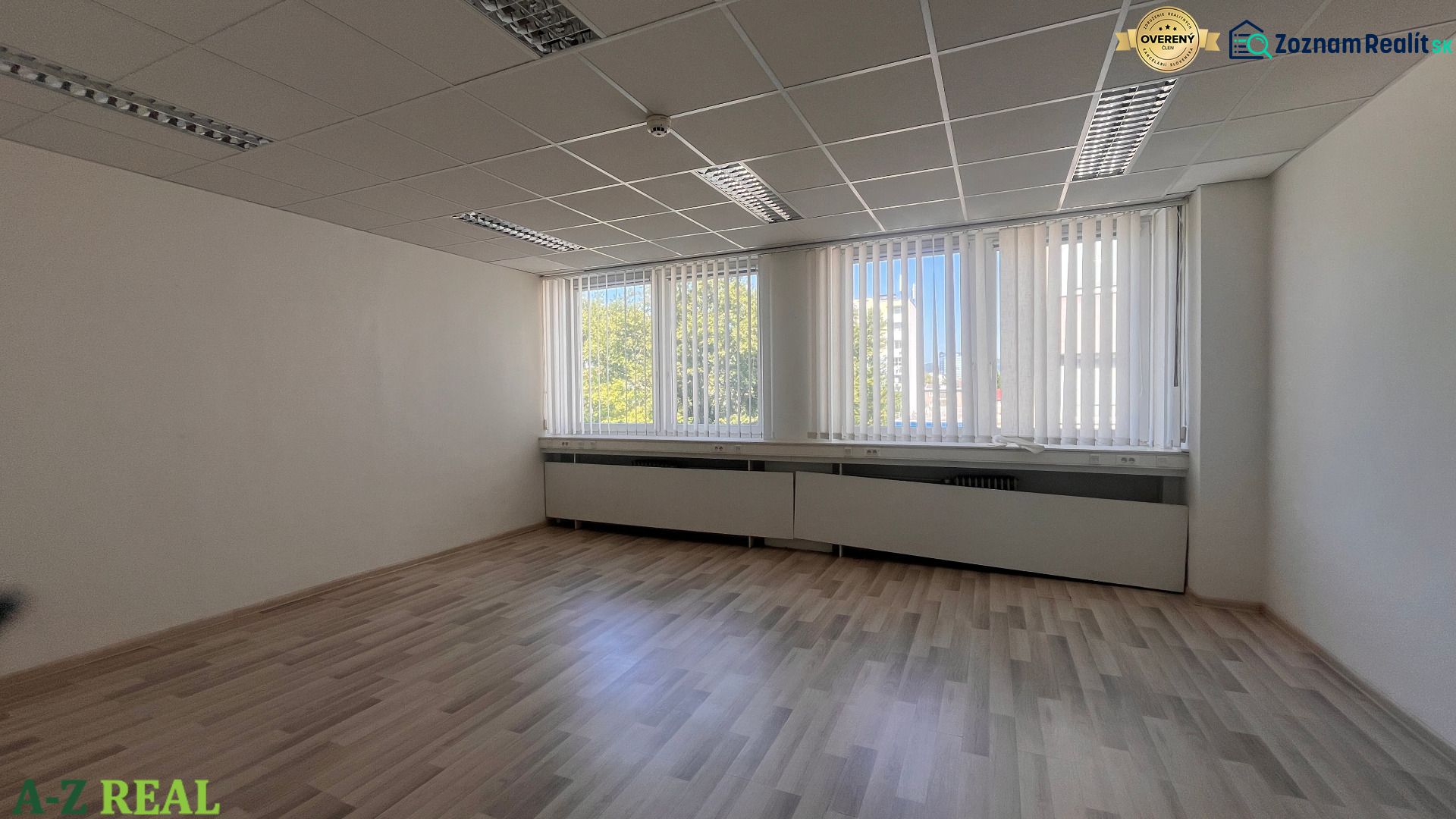 Prenájom kancelárskych priestorov  Drieňová ul., 209 m2 - 600 m2 - Kancelária s podlahou s dreveným dekorom a veľkými oknami, svetlé prostredie.