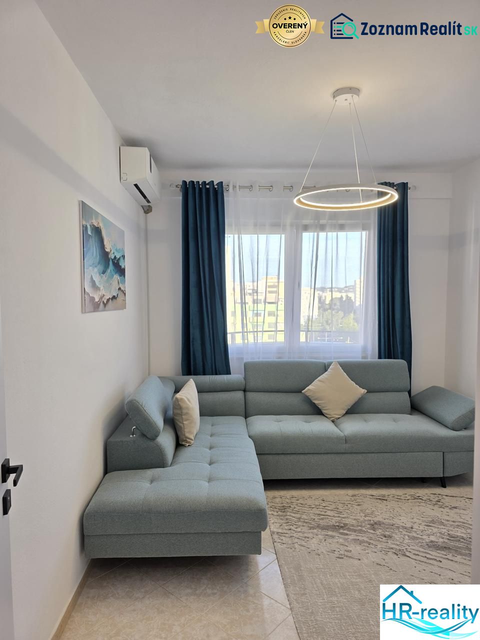 Albánsko, Durres - zariadený apartmán len 100m od mora a pláže - Obývačka v 2-izbovom byte s pohodlnou sedačkou a štýlovým osvetlením.