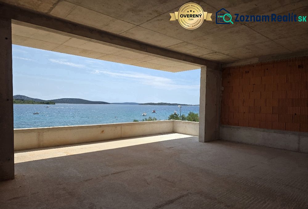 CHORVÁTSKO -  Apartmány v 1. rade od mora - SRIMA, VODICE - Pohľad z 4-izbového bytu v SRIMA na more cez veľké okno.