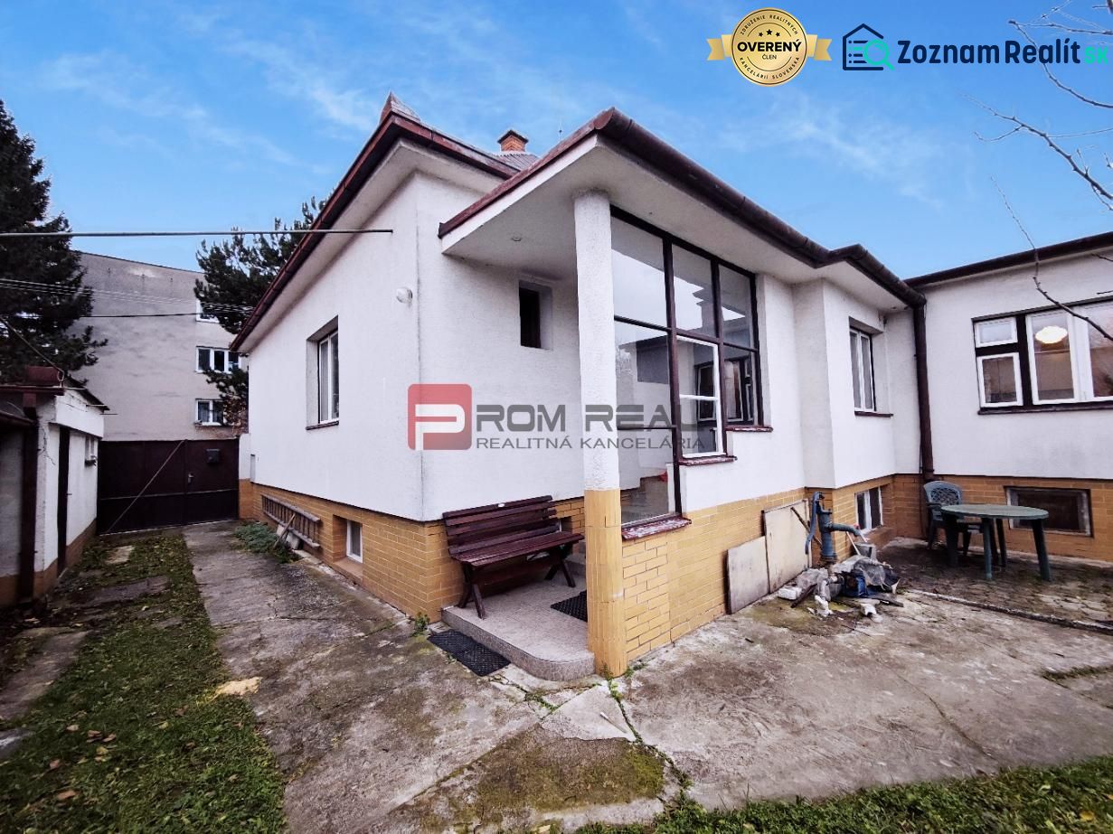 Veľkorysý rodinný dom s garážou | Piešťany - Rodinný dom na Sadovej ulici v Piešťanoch s trávnatým dvorom a terasou.