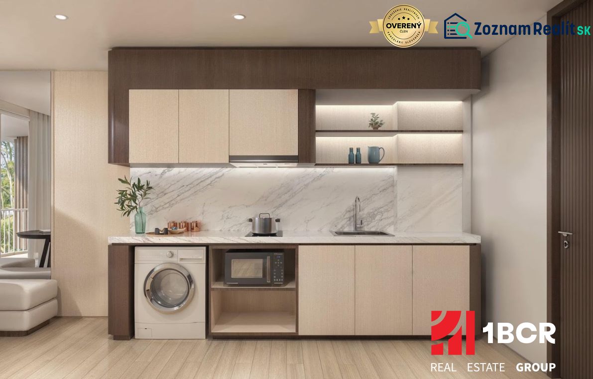 1 SPÁLŇOVÝ APARTMÁN THE CORAL KOH SAMUI - Kuchyňa s mramorovou zástenou v 2-izbovom byte, podlaha s dreveným dekorom.