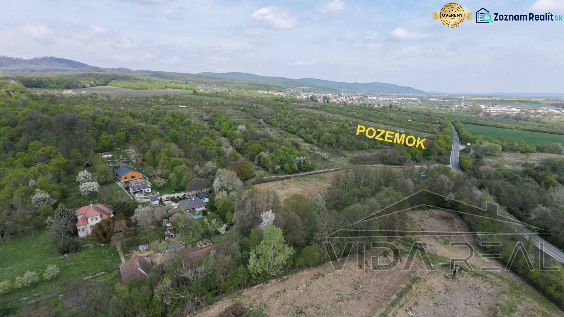 Rekreačný pozemok 1 701 m² v atraktívnej lokalite Častá – Píla - Letecký pohľad na zelenú krajinu a pozemok v záhradách obce Častá.