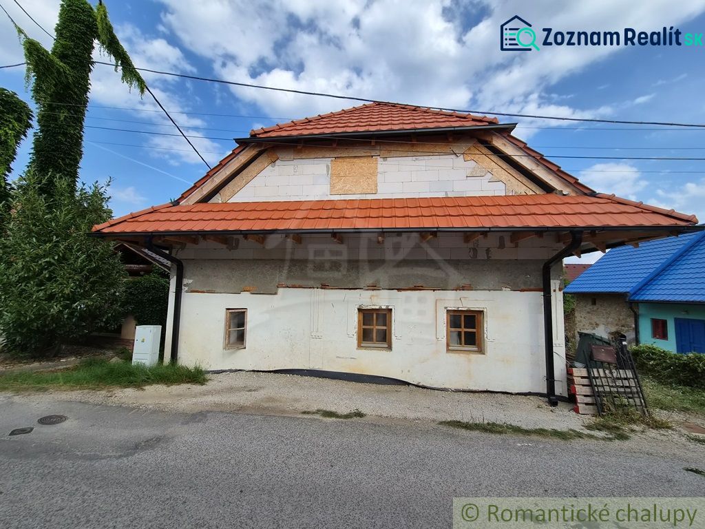Dom s chalupárskou atmosférou s nadstavbou v peknom prostredí v obci Š - Rodinný dom v Šútovciach s červenou strechou a oknami do ulice.
