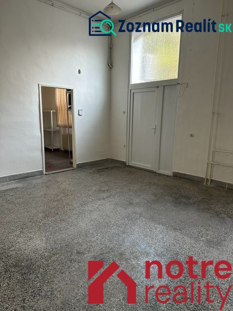 Na prenájom reprezentatívne nebytové priestory v centre mesta Lučenec - Interiér kancelárie s bielymi stenami a podlahou v dekoru betónového efektu.