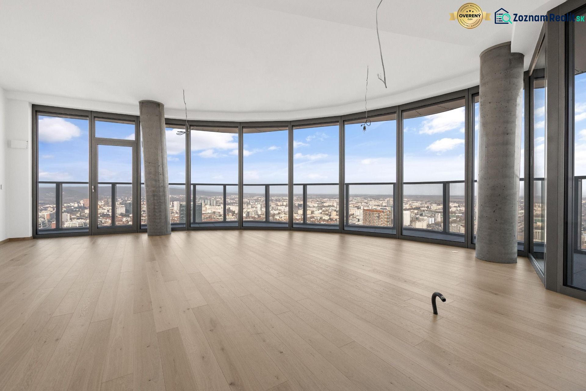 EUROVEA TOWER - Penthouse 4-izbový s výhľadom na downtown , 44.p - Priestranná izba so sklenenými stenami a výhľadom z 4-izbového bytu.