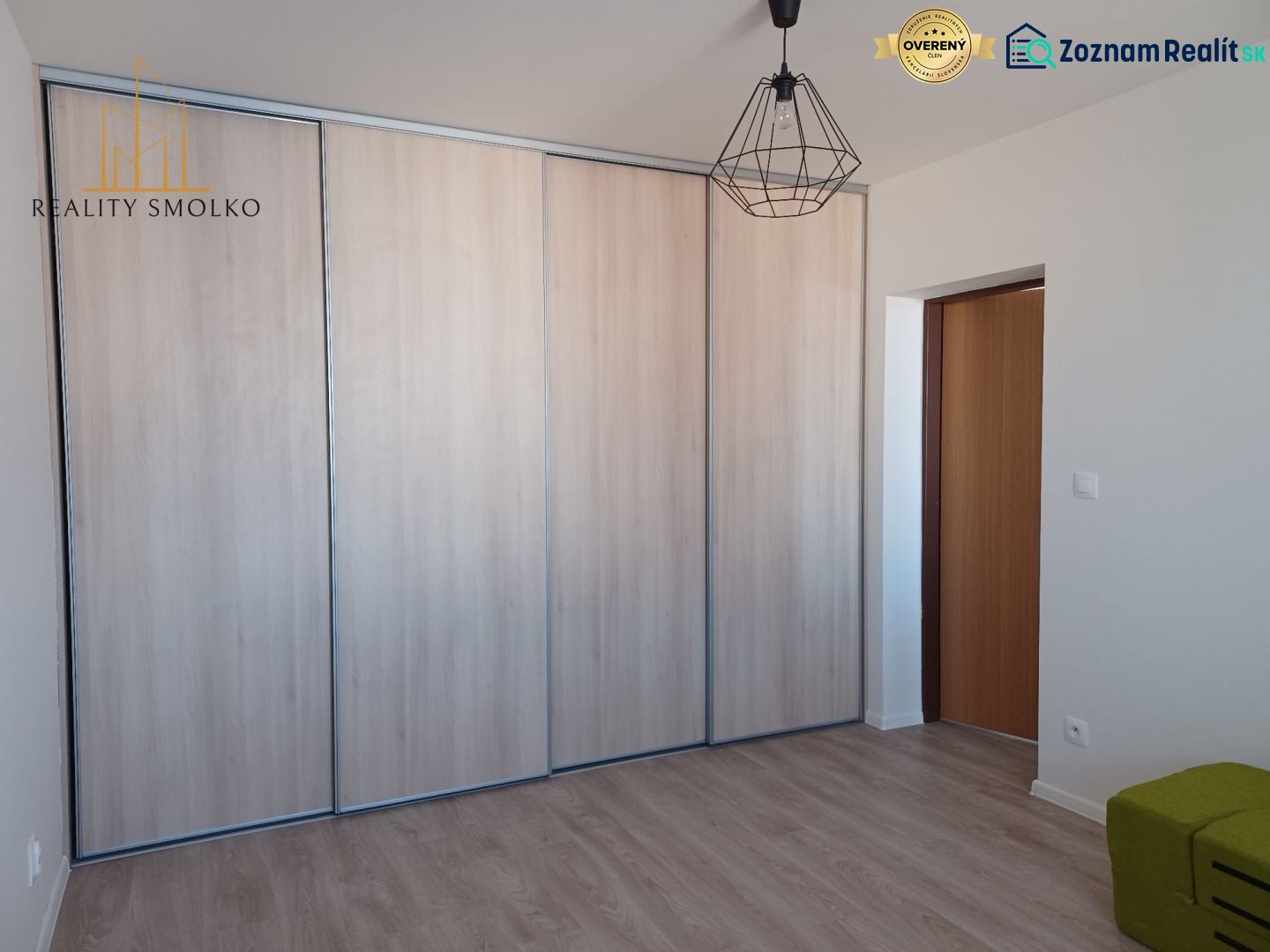 2-izbový byt s loggiou, vlastným kúrením a parkovaním - Veľký Šariš - V 2-izbovom byte sa nachádza vstavaná skriňa a podlaha s dreveným dekorom.