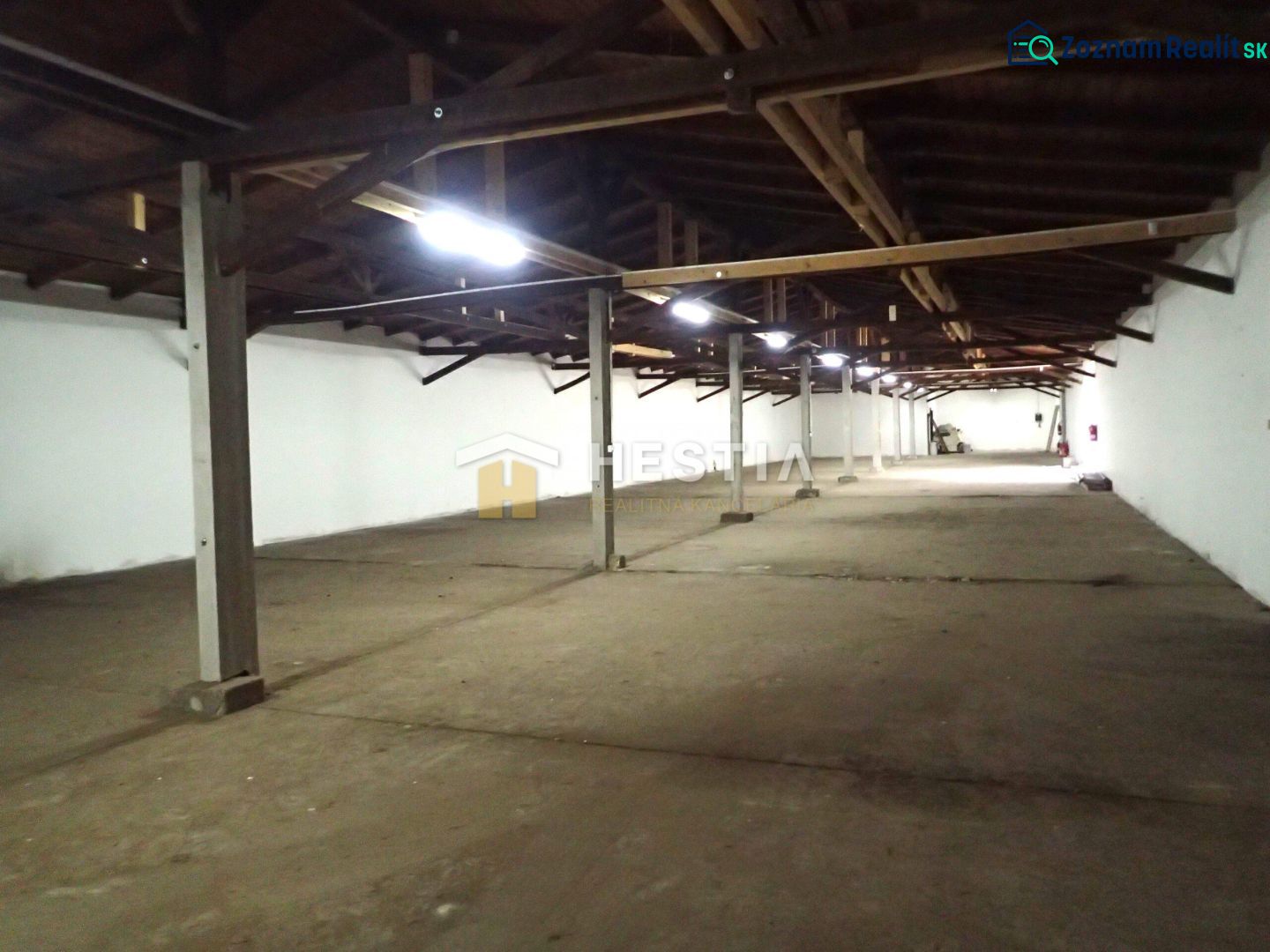 Hala na prenájom 600 m2 – priemyselná zóna - Priestranné výrobné priestory s drevenými trámy a pevnou podlahou.