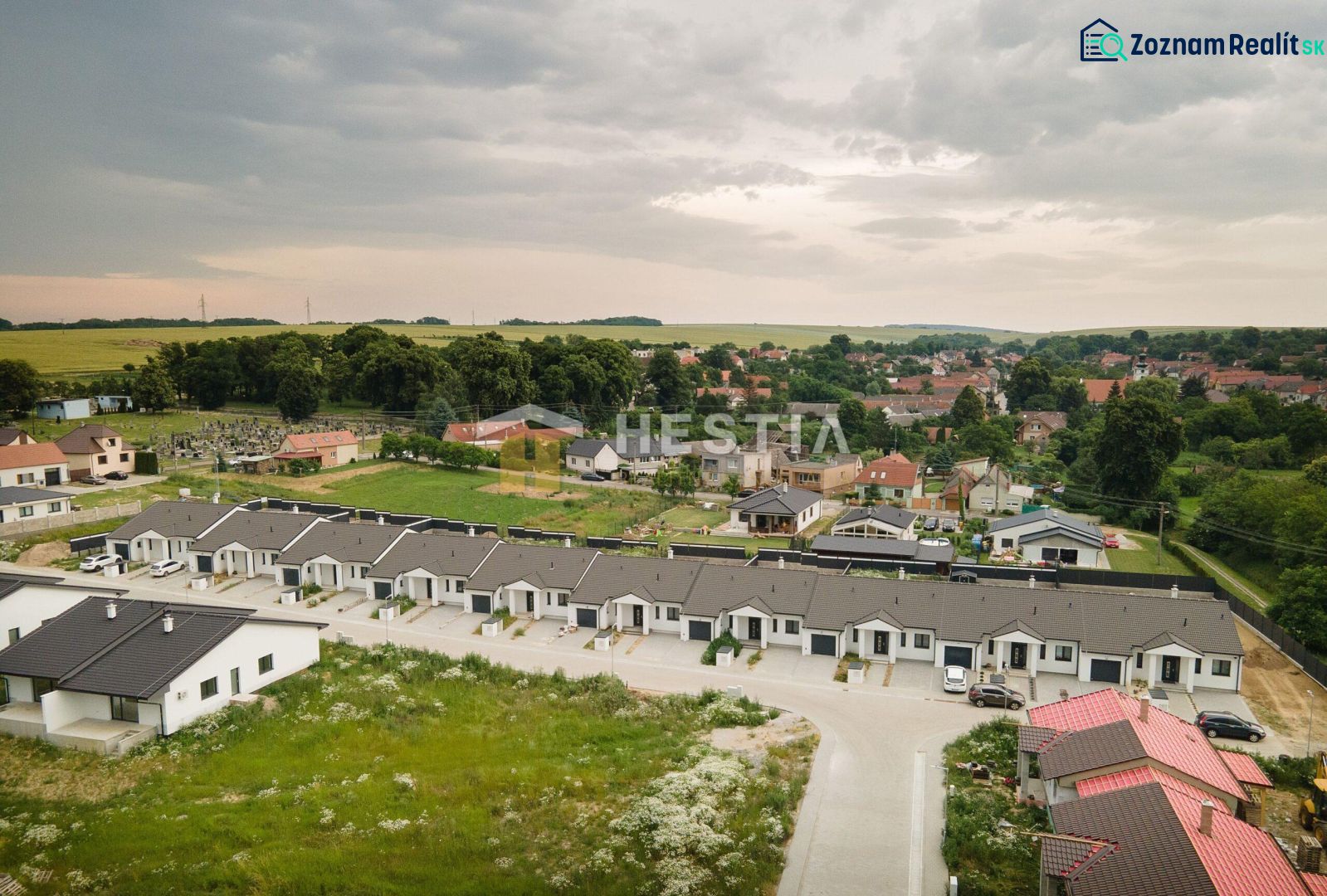 Stavebné pozemky 614 m² v novo-vybudovanej lokalite Hlboké - Obytná zóna v Hlbokom s radovými domami, obklopená zelenými plochami, ideálna na bývanie.