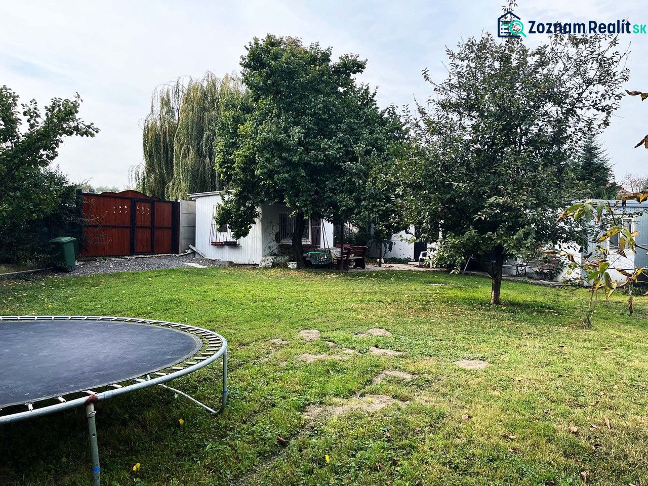 Nádherný Pozemok v obci Jahodná. - Trávnatá záhrada v Jahodnej s ovocnými stromami a trampolínou vhodná pre Pozemky - bývanie.