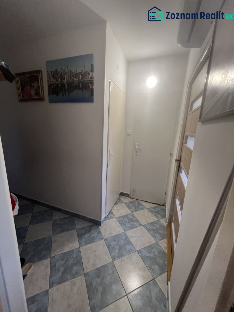 Exkluzívne na PREDAJ, zrekonštruovaný 3 izb.byt, Ružový háj, Dunajská  - Chodba v 3-izbovom byte s dlažbou a obrazmi na stenách.