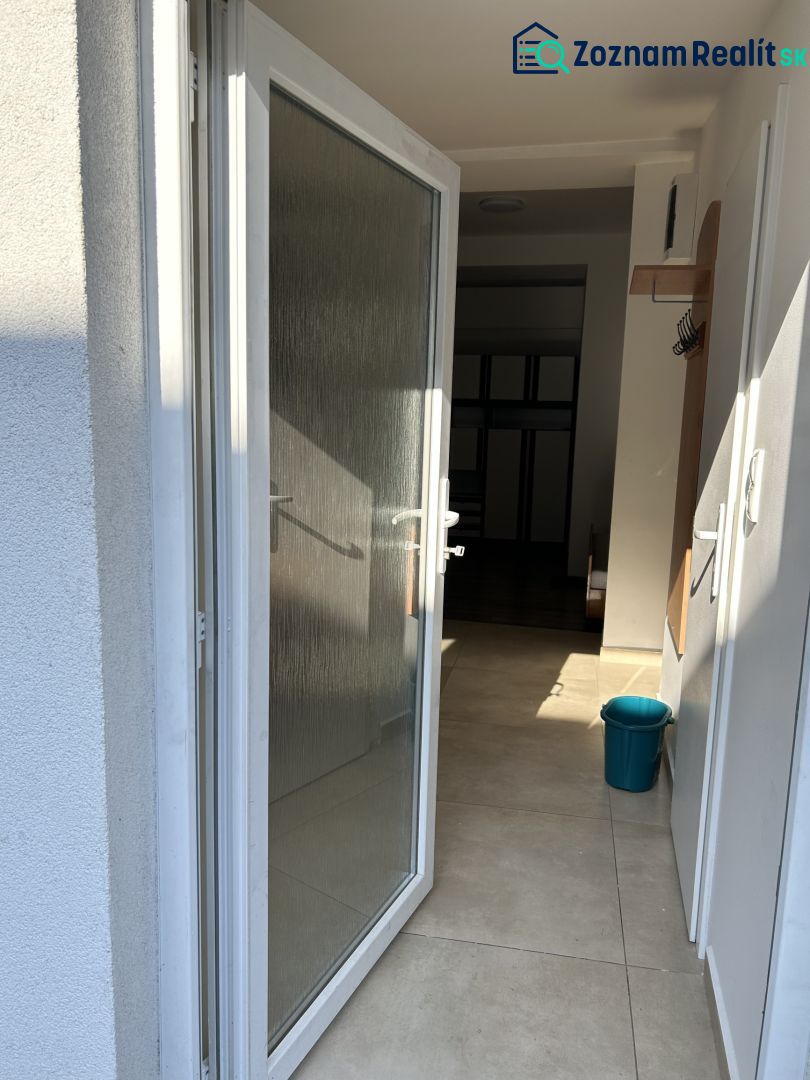 ☎️ 0918197701-NA PREDAJ  APARTMÁNOVÝ  DOM V KÚPEĽNOM MESTE  VO VEĽKOM  - Vstup do rodinného domu s otvorenými dverami, dlažbou a stojacim modrým vedierkom.