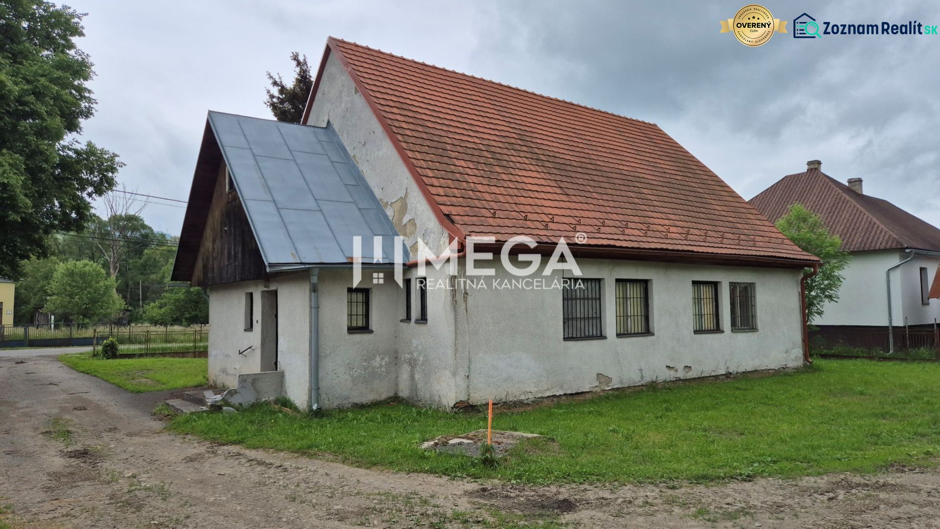 Predaj budovy v obci Zboj - Budova s červenou strechou v Zboji obklopená zeleňou a susednými domami, využiteľná ako obchodné priestory.