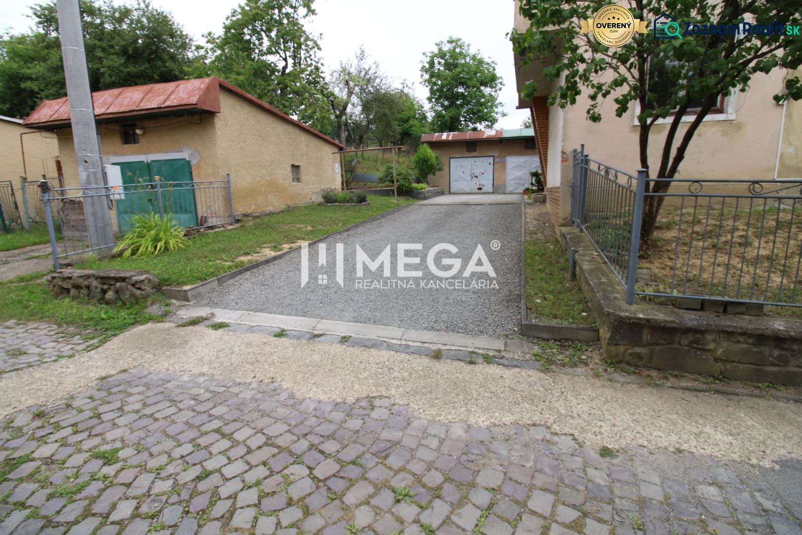 Na predaj 5-izbový byt so záhradou v bytovom dome rodinného typu - Exteriér 5 a viac izbového bytu na Gagarinovej ulici v Snine, s garážou a príjazdovou cestou.
