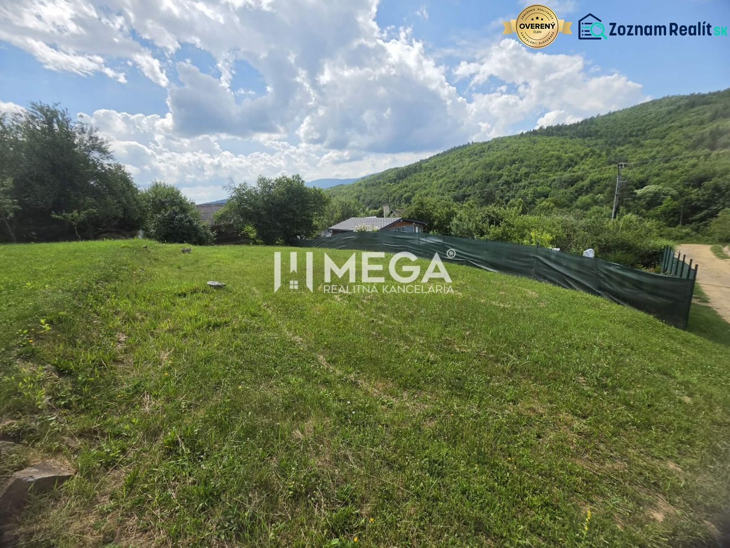 Záhrada na predaj – 365 m², Pichoňka, Snina - Záhrady so zeleným trávnikom v Snine na ulici Snina obklopené lesnatými kopcami.