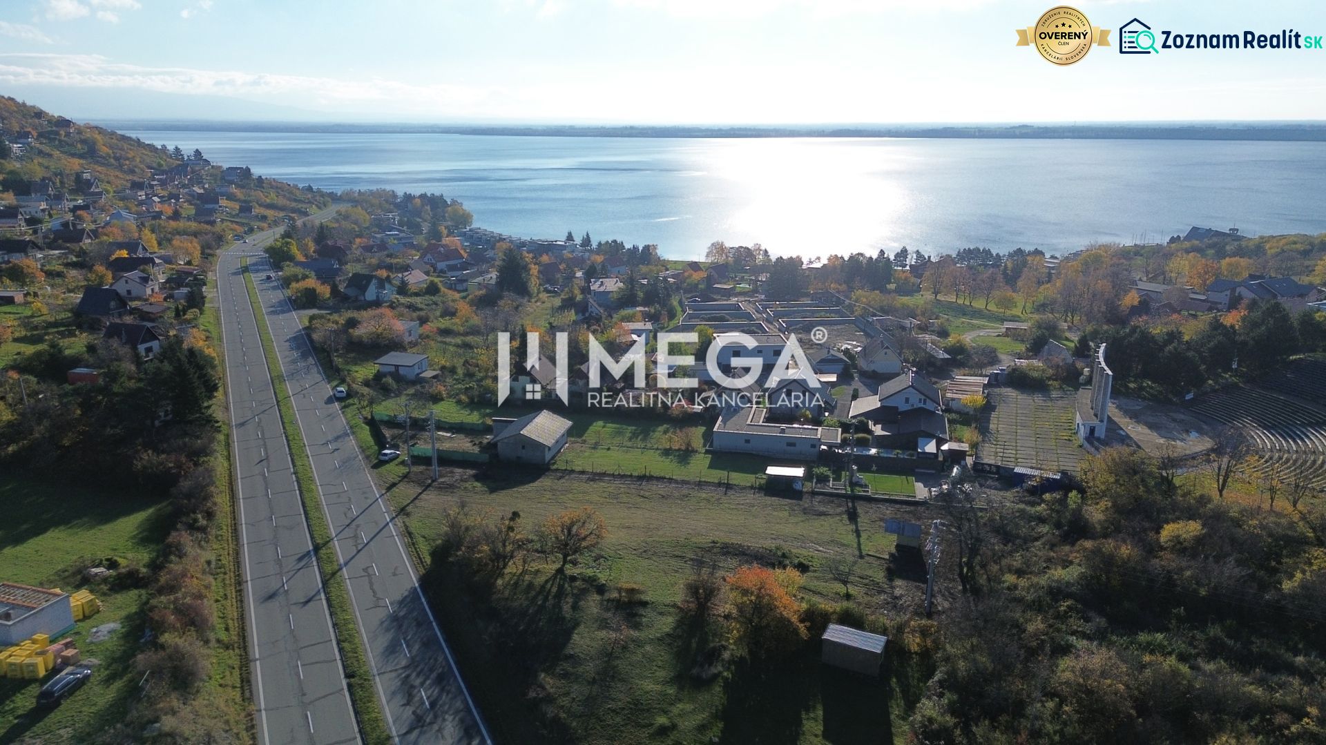 EXKLUZÍVNE NA PREDAJ 1303,5 m2 POZEMOK NA ZEMPLÍNSKEJ ŠÍRAVE - Letecký pohľad na pozemky v dedine Vinné pri jazere v jesennom období.