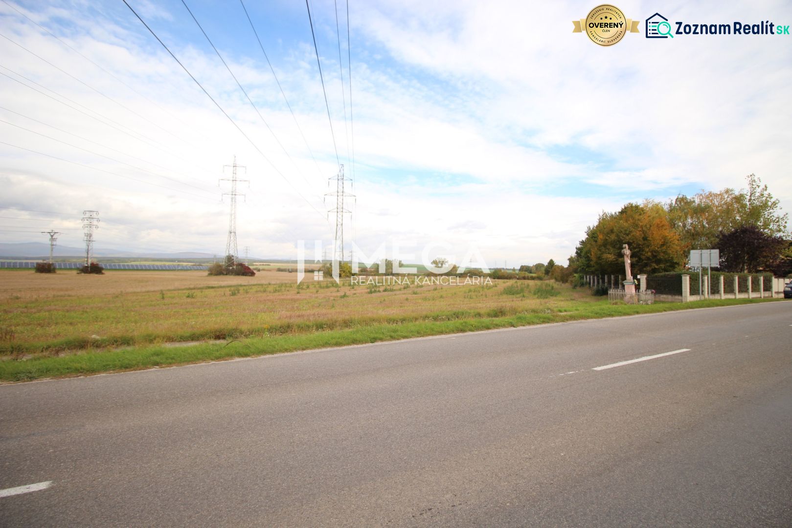 NA PREDAJ: Pozemok na bytovú výstavbu – Mokrance - Rozsiahle pozemky na bývanie pri ceste, v obci Mokrance, s elektrickými vedeniami.