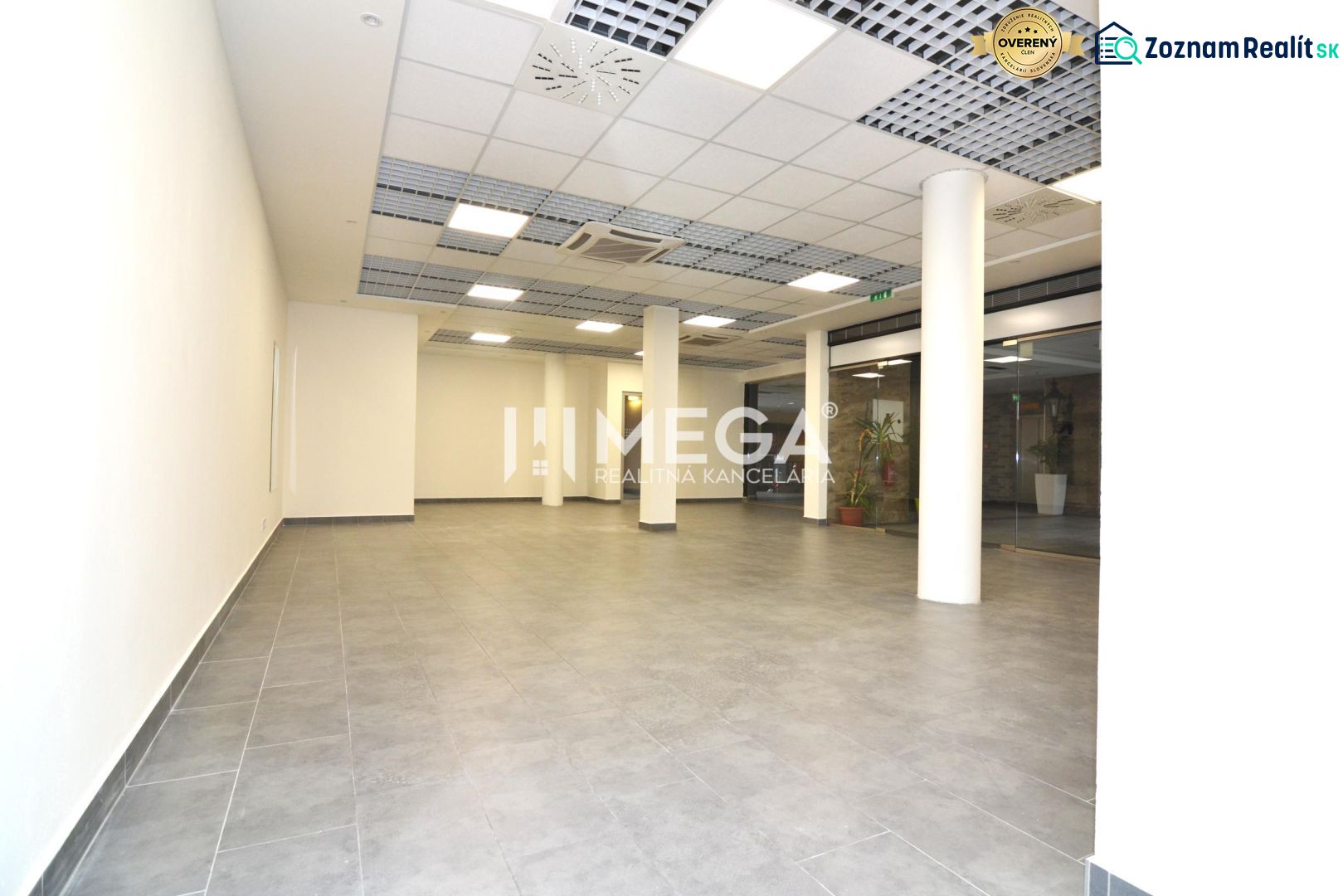NA PRENÁJOM OBCHODNÝ PRIESTOR 96 m² – BEZ DEPOZITU, TOP CENA - Obchodné priestory so svetlým interiérom a keramickou podlahou.