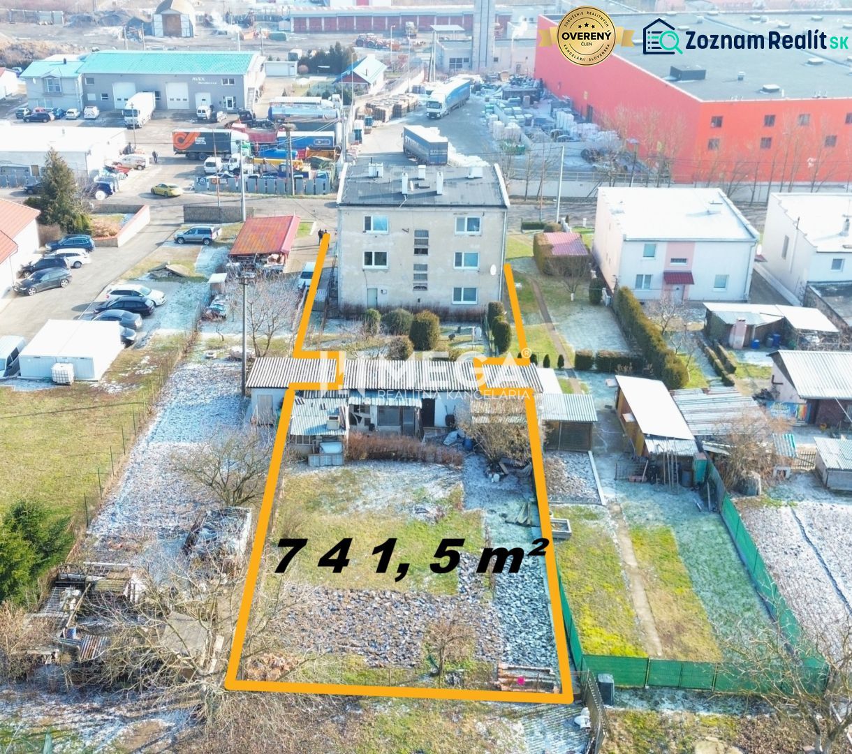 NA PREDAJ KVALITNÝ STAVEBNÝ POZEMOK 741,5 m² V MESTE HUMENNÉ - Letecký pohľad na pozemky na bývanie v Humennom, pokryté snehom, obkolesené budovami.