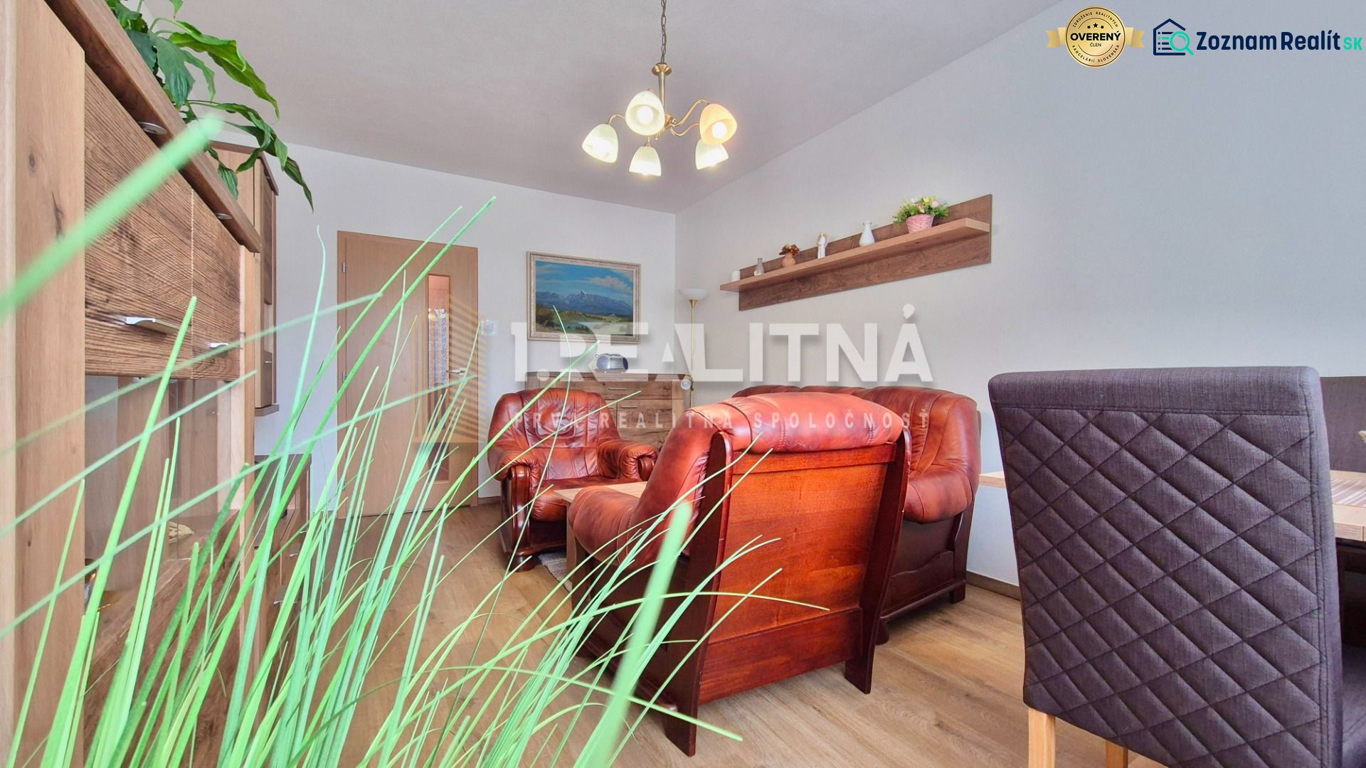 PRIESTRANNÝ BYT NA KARPATSKEJ ULICI, 80M2, SÁSOVÁ - Obývacia časť 3-izbového bytu s koženým nábytkom a podlahou s dreveným dekorom.