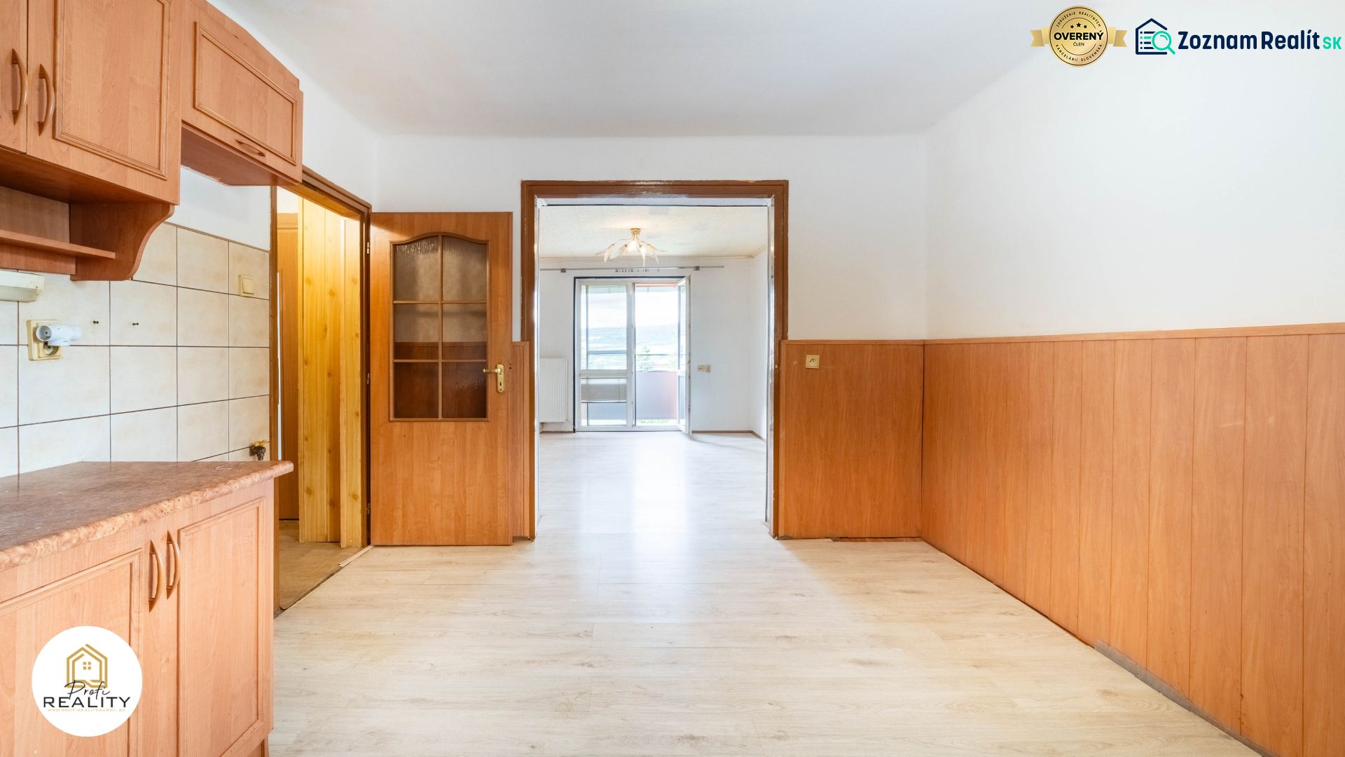 PREDAJ | 2-izb. byt 59 m² + loggia | Š. Michaľany - Interiér 2-izbového bytu s podlahou s dreveným dekorom a vstupom na balkón.