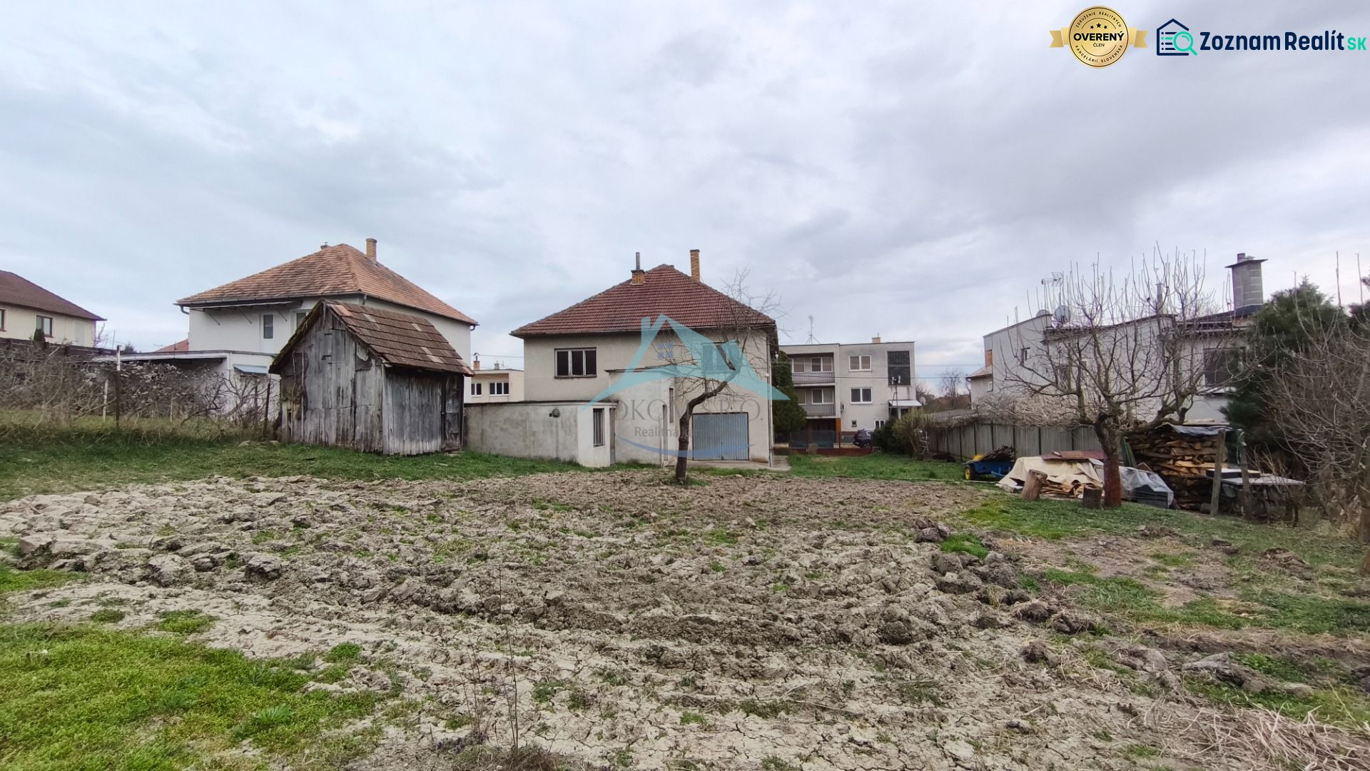 Znížená cena!!! Priestranný RD v obci Čebovce, okr. V. Krtíš. - Exteriér rodinného domu na Vinohradníckej ulici v Čebovciach s priľahlým pozemkom.