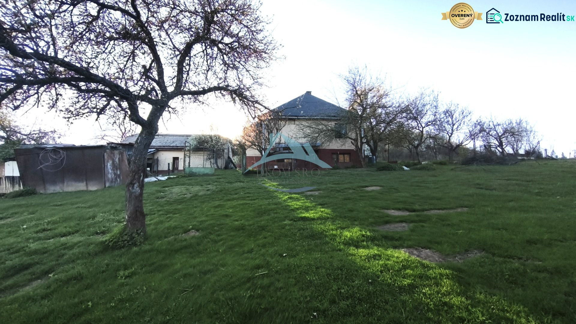 Znížená cena!!! RD (pozemok 9756 m2)  v osade Prieloh, okr. V. Krtíš. - Rodinný dom v Muli na ulici Prieloh obklopený záhradou a stromami.