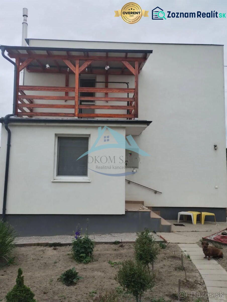 Váš nový rodinný prístav v obci Iža: Priestor, kľud a čerstvá úroda z  - Rodinný dom v Bratislave s balkónom a malou záhradou v jednoduchom štýle.
