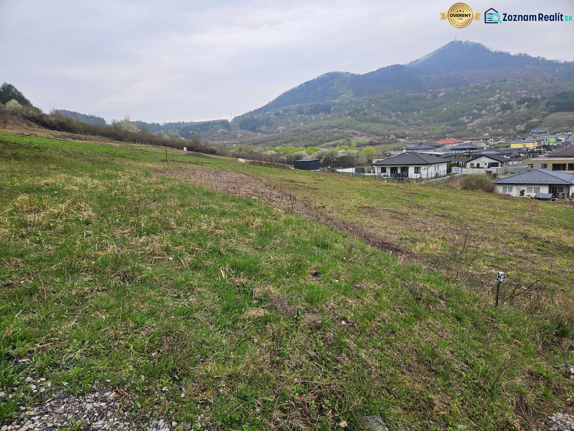 Na predaj stavebný pozemok Fintice - Pozemky na bývanie v Finticiach s panoramatickým výhľadom na okolité hory a domy.