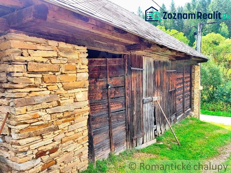 Pozemok s hospodárskymi budovami, Nižné Repaše - Drevená stavba s kamennou stenou na pozemku v Nižných Repašoch, vhodná na bývanie.