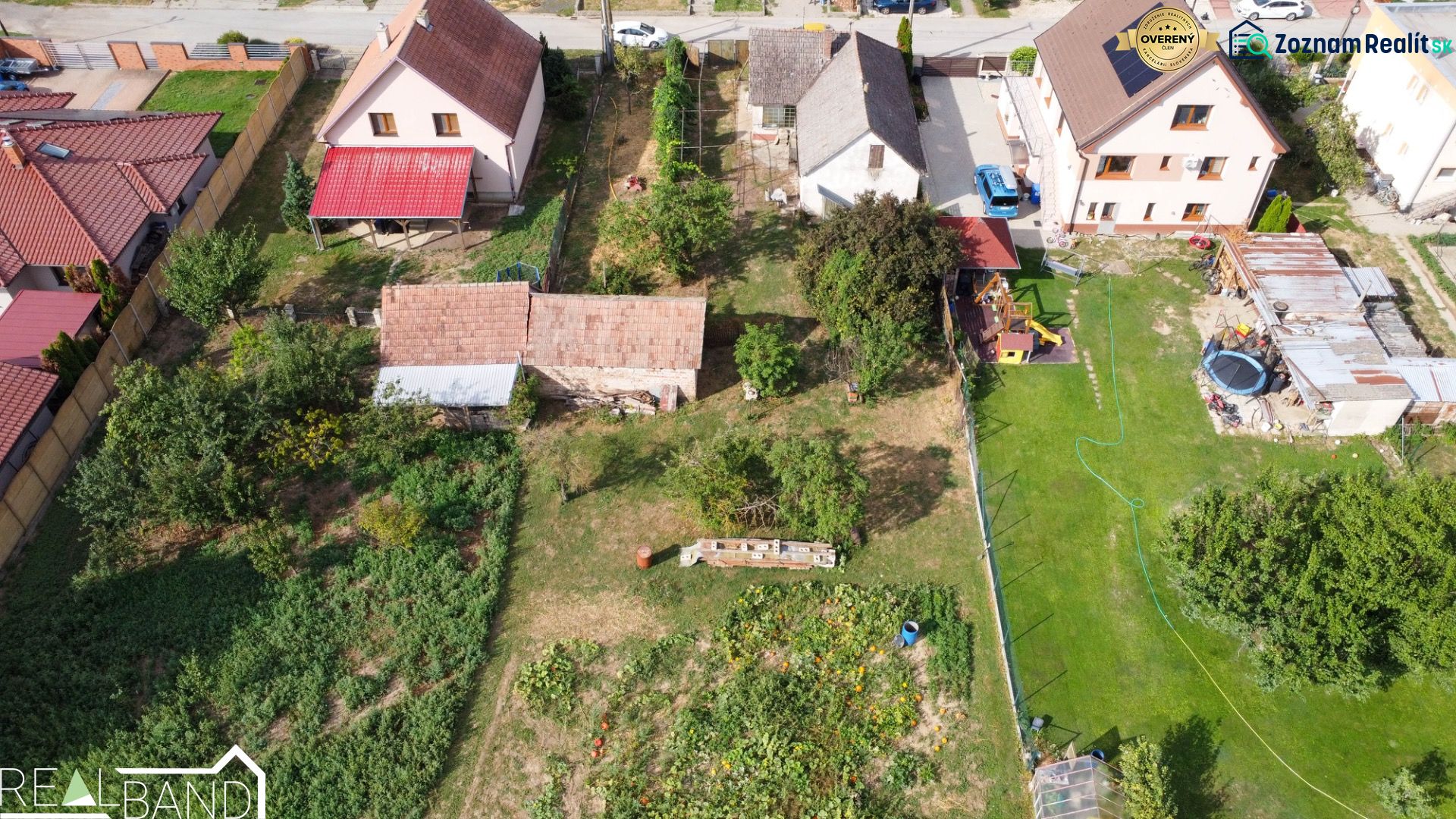 PREDAJ - 4-izbový rodinný dom s veľkým potenciálom, Malženice, 646 m² - Letecký pohľad na rodinné domy a záhrady v Malženiciach.