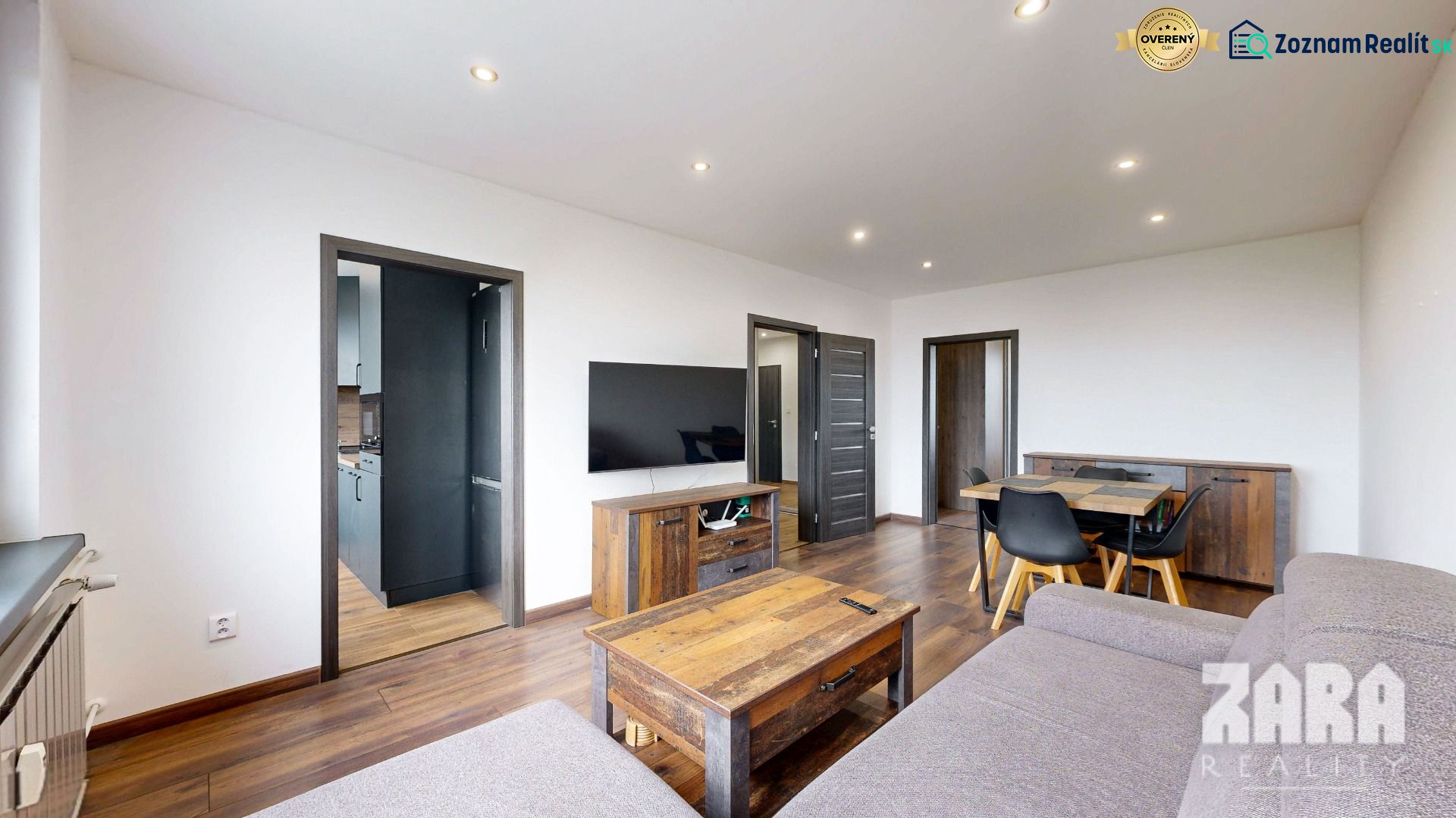 BENADOVA - 4-IZBOVÝ BYT PO KOMPLETNEJ REKONŠTRUKCII, 79 m², LOGGIA  - Obývacia izba s podlahou s dreveným dekorom a nábytkom v 4-izbovom byte.