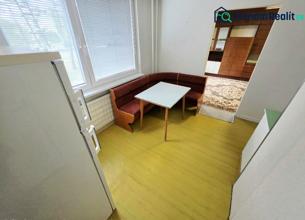 PRENÁJOM Bánovce nad Bebravou/3 IZBOVÝ BYT/ CENTRUM-STRED/ - Kuchyňa v 3-izbovom byte s rohovou lavicou a stolom.