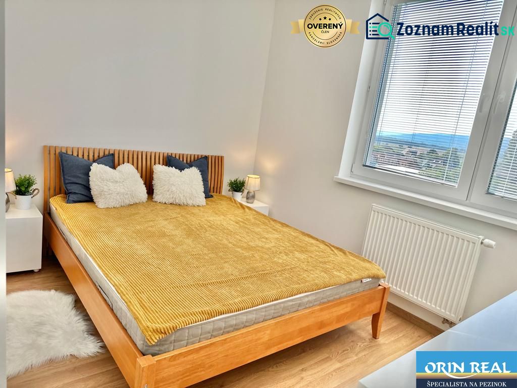 NOVÝ KRÁSNE ZARIADENÝ BYT s parkovacím miestom - Spálňa s dreveným dekorom, dvojposteľou a výhľadom v 2-izbovom byte.