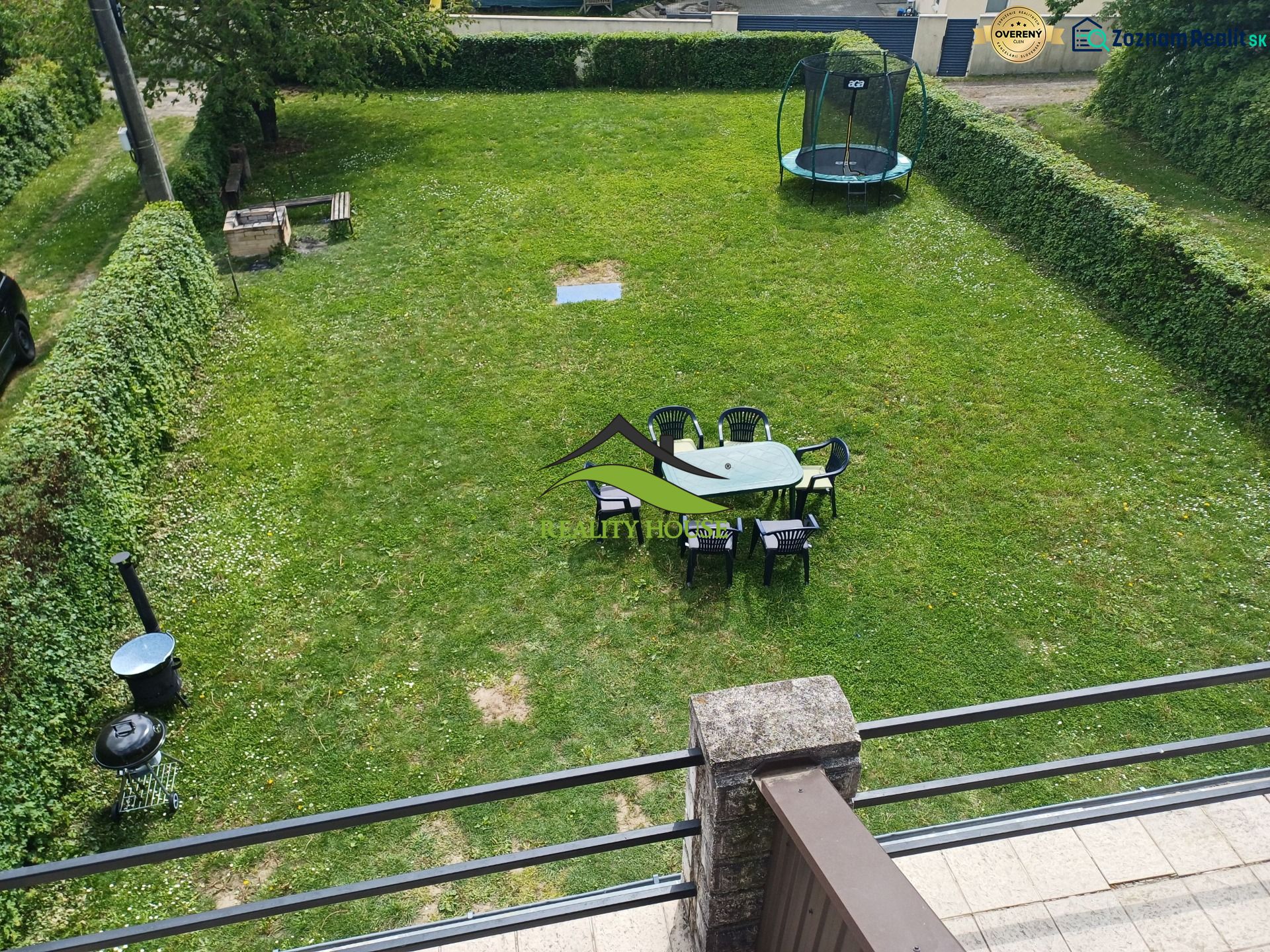 Trojpodlažná rekreačná chata  stredisko Kamenec - Zemplínska Šírava - Záhrada pri chate v Kaluži s trampolínou a posedením na tráve.