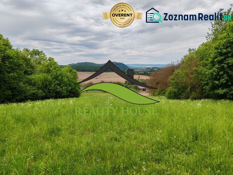 Pozemok na samote s panorámou hradu Čičva — ideálne na dom alebo farmu - Zeleň na pozemku v Tovarnianskej Polianke na Hlavnej, vhodnom na bývanie, obklopená stromami.