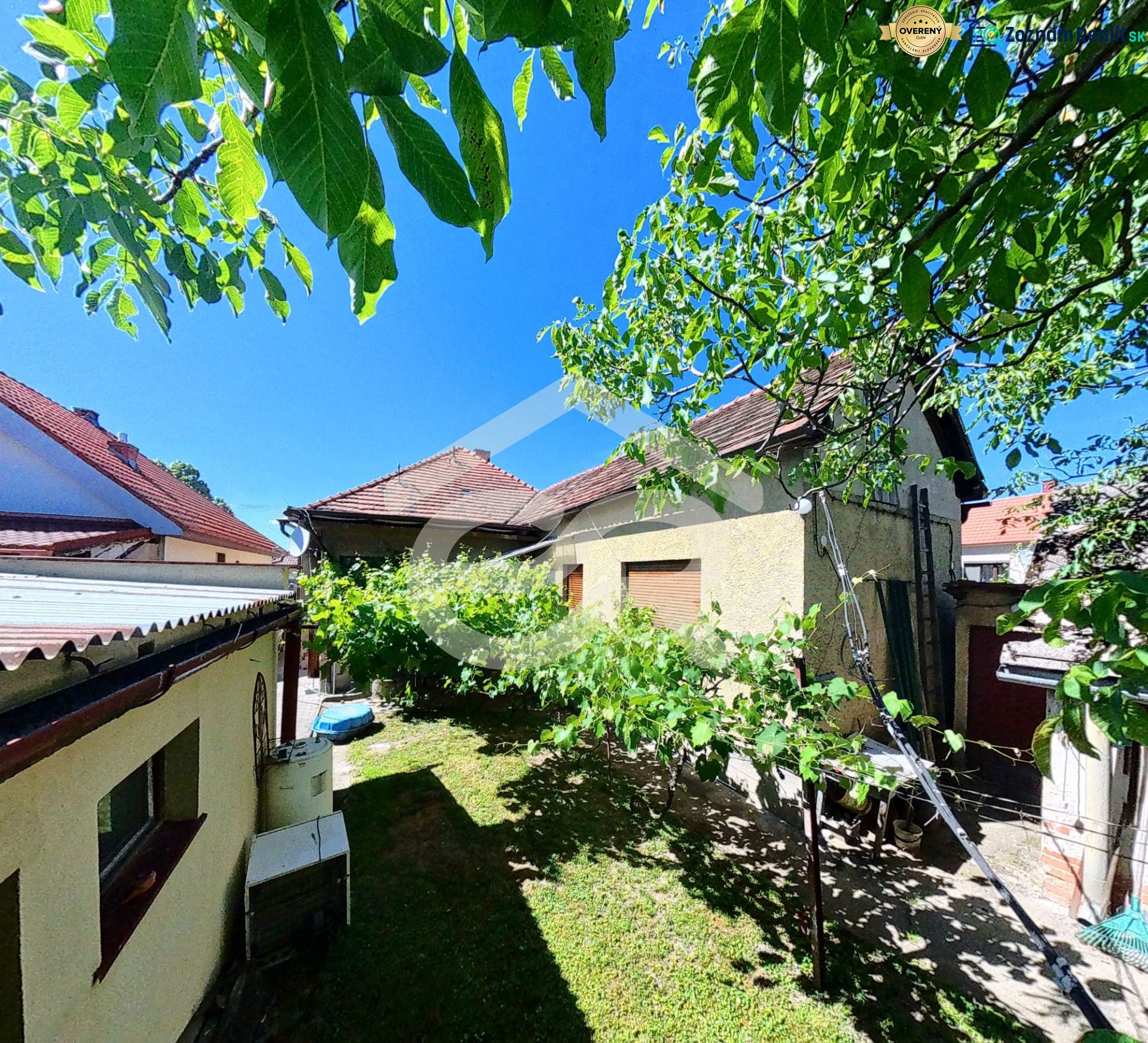 Predaj 5-izbového domu s množstvom zelene! - Rodinný dom na Sládkovičovej 135 v Zlatých Moravciach s zeleným dvorom a vinicou.