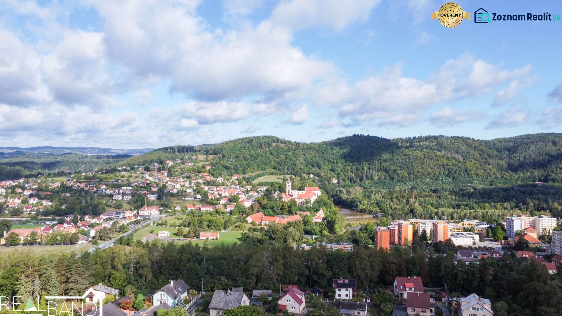 Predaj rodinného domu, Na Vrších, Na Vrších, Benešov - Pohľad na mesto Sázava z ulice Na Vrších, obklopené zeleňou a rodinné domy.