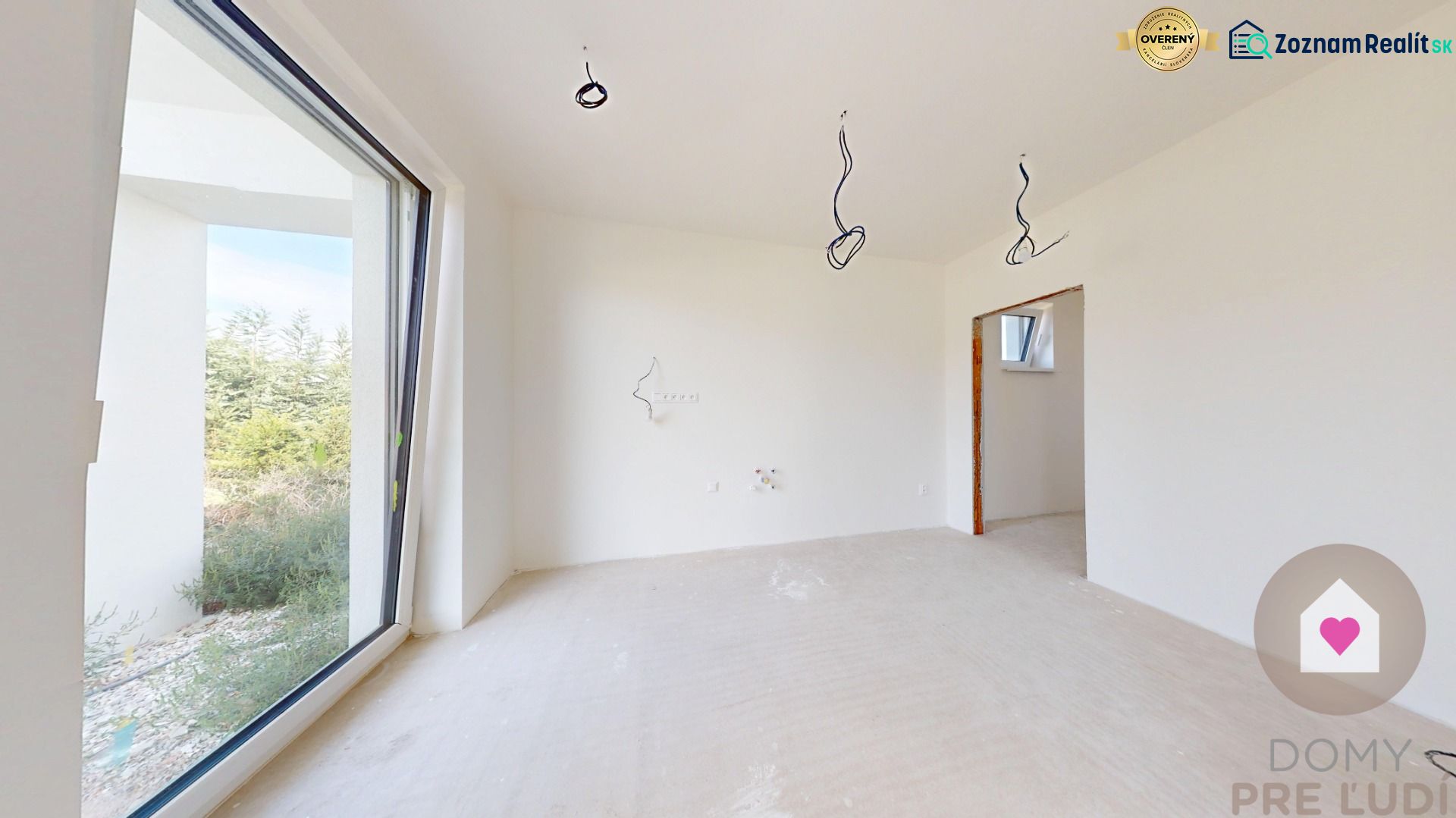Skolaudovaný 4 izbový RD bungalov 101,65 m2 na pozemku 531 m2, Senec - Svetlá izba s veľkým oknom a betónovou podlahou v rodinnom dome.
