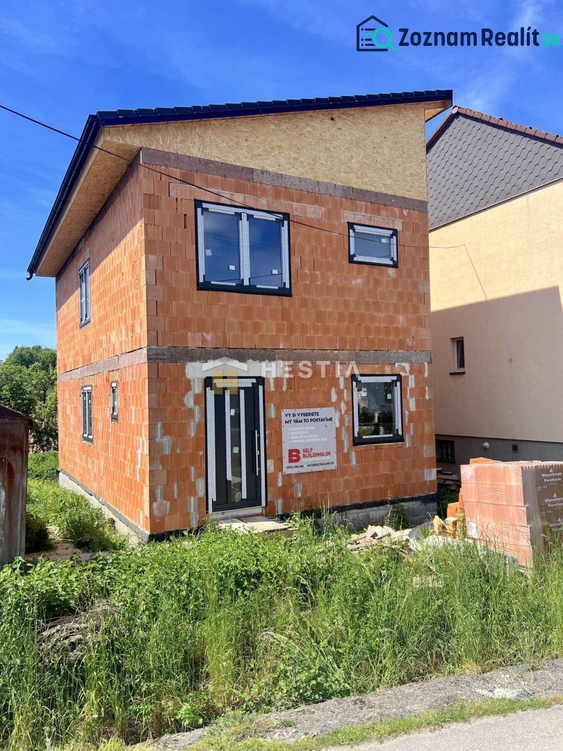 Novostavba podľa Vašich predstáv !! - Nedokončený rodinný dom v Cerovej s viditeľnými tehlovými stenami a plastovými oknami.