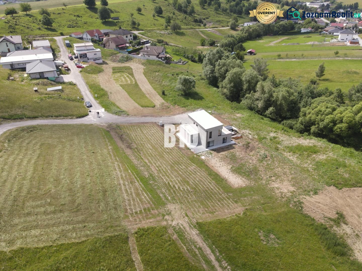 Stavebný pozemok 510m2 - Bitarová - Lúky a rodinné domy v okolí Bitarovej vhodné pre pozemky - bývanie.