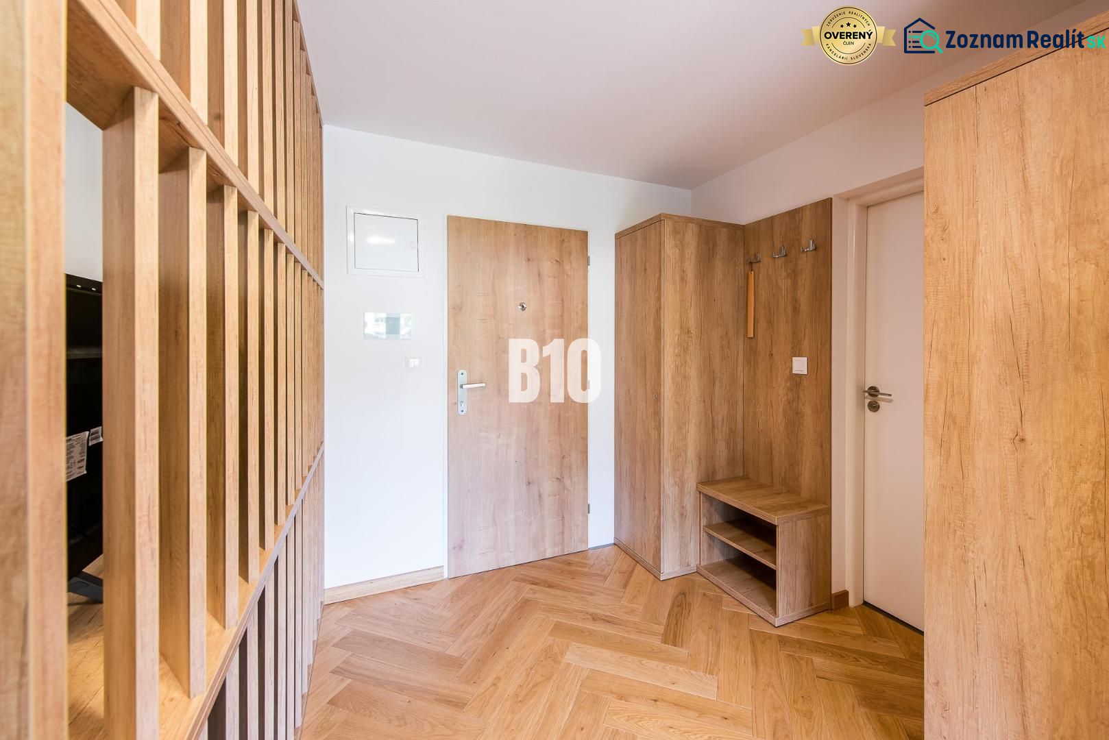 Investičný APARTMÁN v centre Terchovej - Vstupná hala s dekorom dreva, dvere a podlaha s dreveným dekorom v Rekreačnom apartmáne.