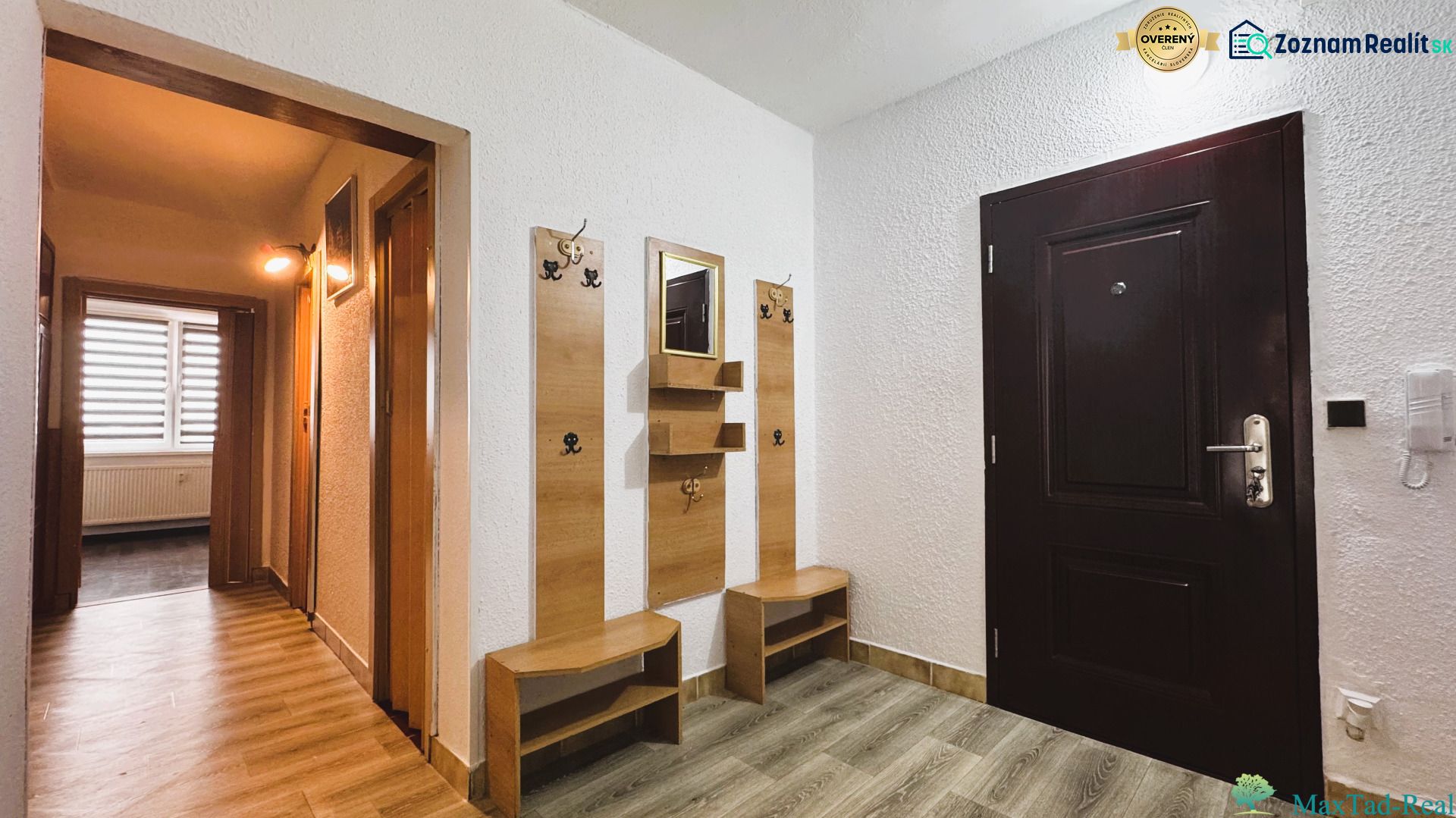 94,66 m², štyri izby a nikto nad hlavou. A Komenského má svoje výhody! - Vstupná chodba so zrkadlom a vešiakom, 4-izbový byt s podlahou s dreveným dekorom.