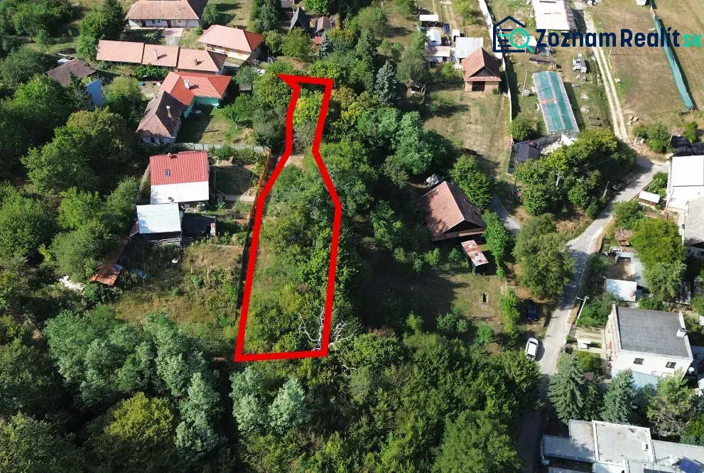 Kolačno – 90 m2 INVESTIČNÝ pozemok v obci - Predaj - Letecký pohľad na záhrady v Kolačne obklopené domami a zeleňou.