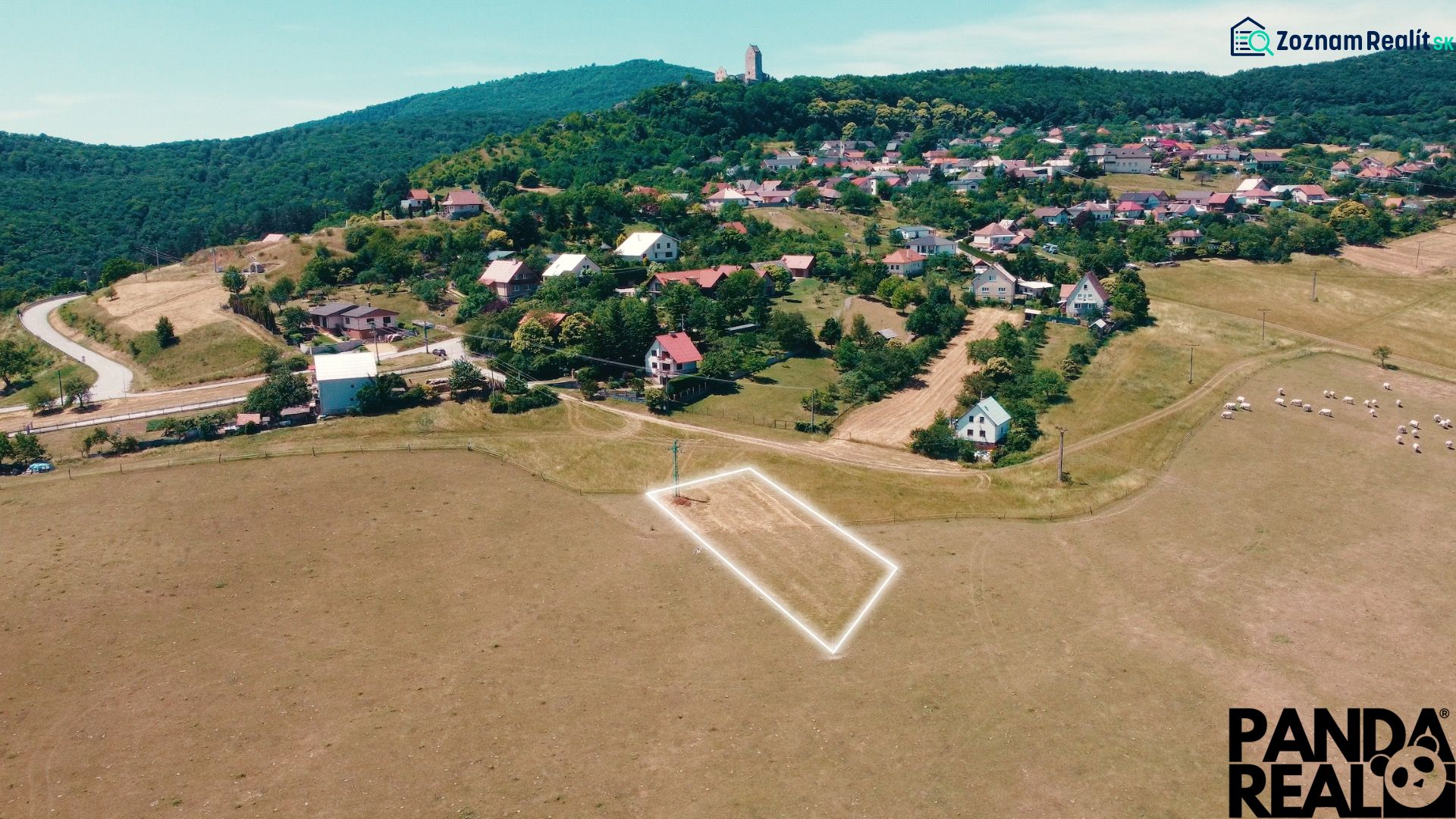 POZEMOK NA VÝSTAVBU PODHRADIE - Malebná krajina Podhradie, pozemky na bývanie zasadené do zelených kopcov.