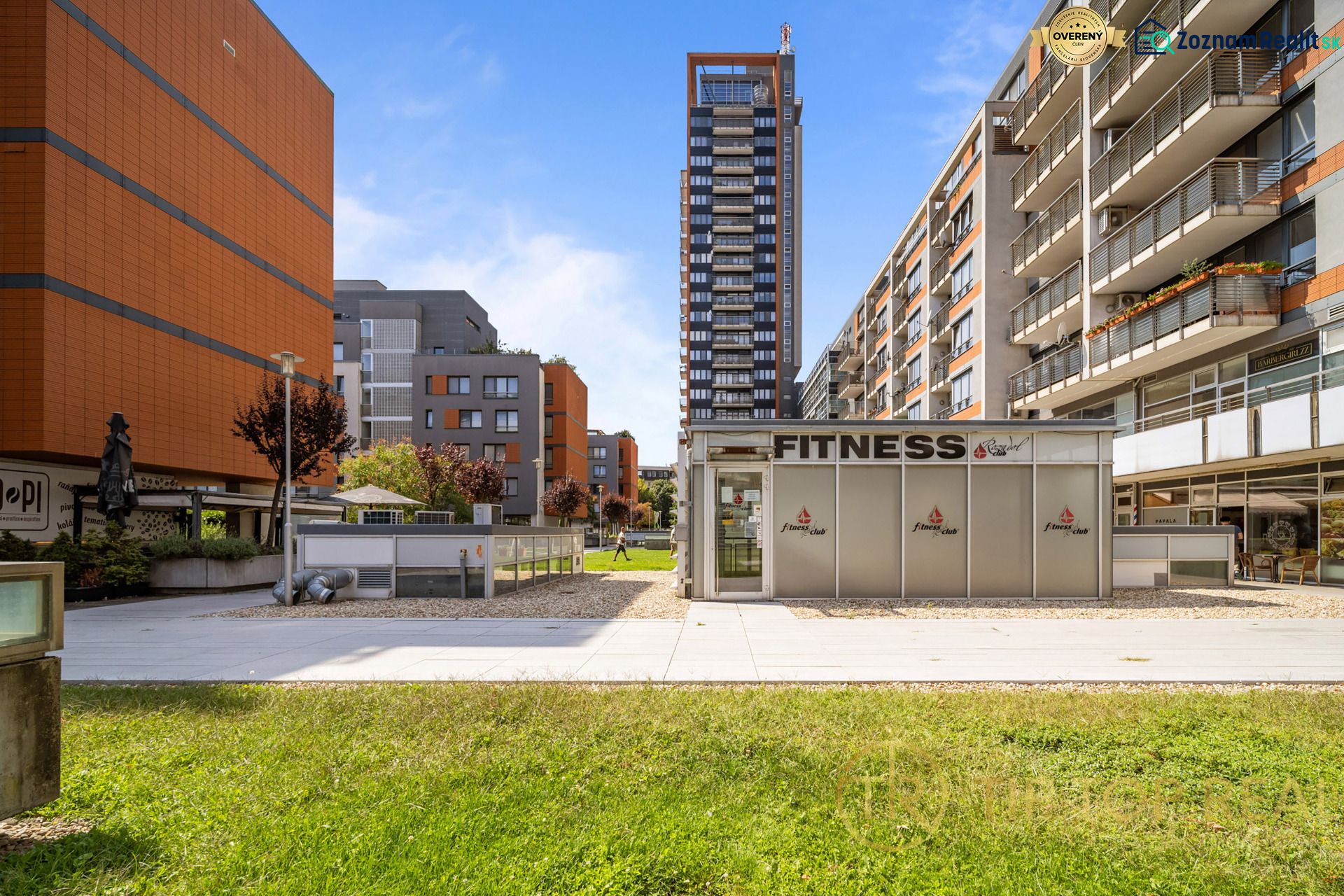 Na predaj PRIESTRANNÉ FITNESS CENTRUM na LUKRATÍVNEJ ADRESE RUŽINOVA - Bratislava - Nivy, Trenčianska, vysoké budovy, obchodné priestory, fitness centrum.
