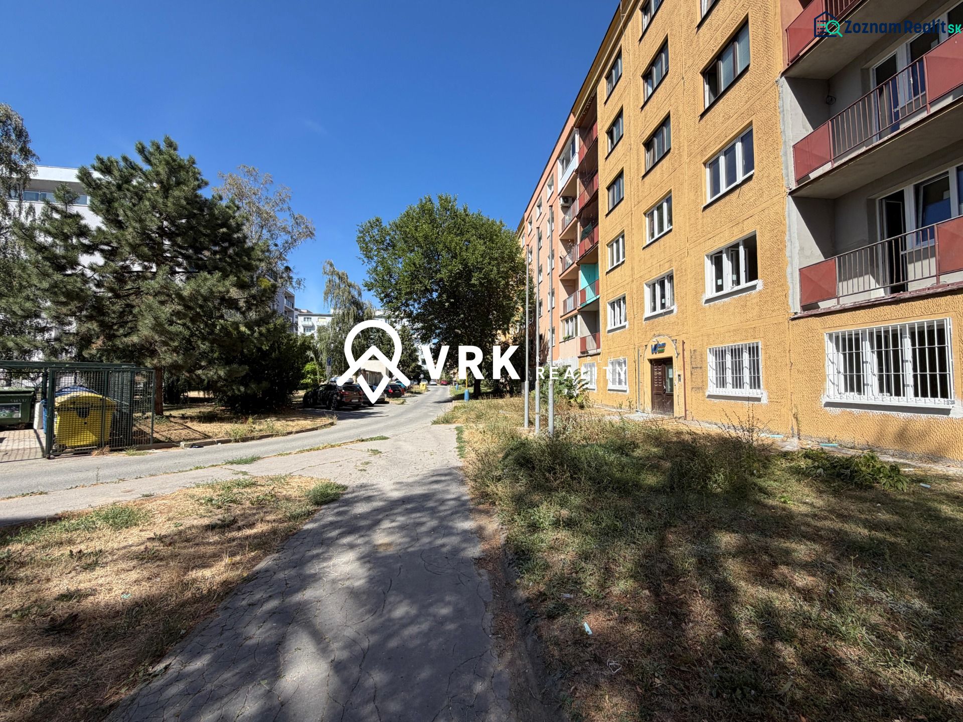 NA PREDAJ 2-IZBOVÉ BYTY, STROMOVÁ, KOŠICE- STARÉ MESTO - Bytový dom na Stromovej ulici v Košiciach, mestská časť Staré Mesto, obklopený zeleňou.