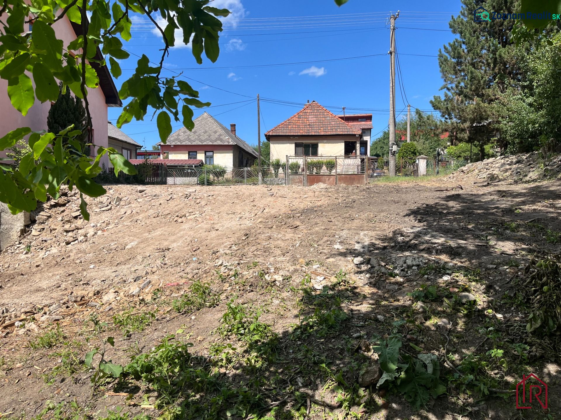 Rákoš - stavebný pozemok s projektom, možný odpočet DPH - Pozemok na bývanie v Rákoši pripravený na stavbu, s okolím rodinných domov.