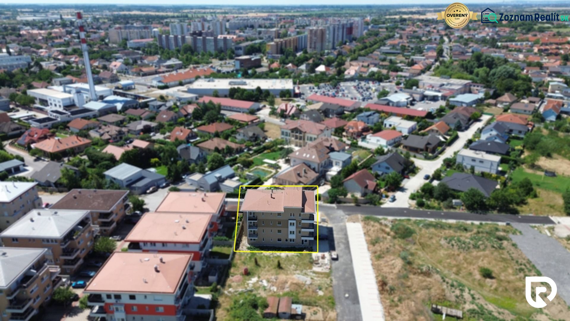 NOVOSTAVBA  3 izb. BYT 73 m2 | BALKÓN |  SENEC - Dlhá ul.  - Letecký pohľad na 3-izbový byt na Dlhej ulici v Senci s okolitou zástavbou.